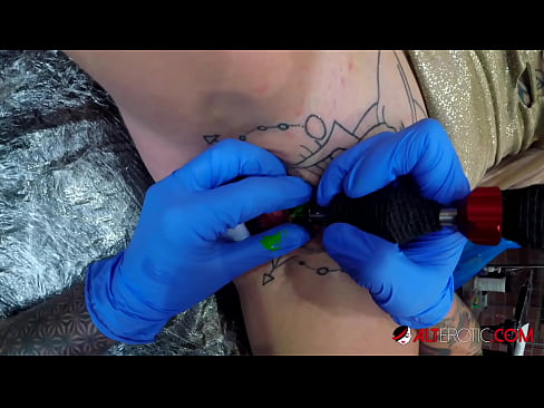 ❤️ Mrembo mwenye tatoo nyingi sana Sully Savage alijichora tattoo kwenye kisimi chake ❤ ﹏